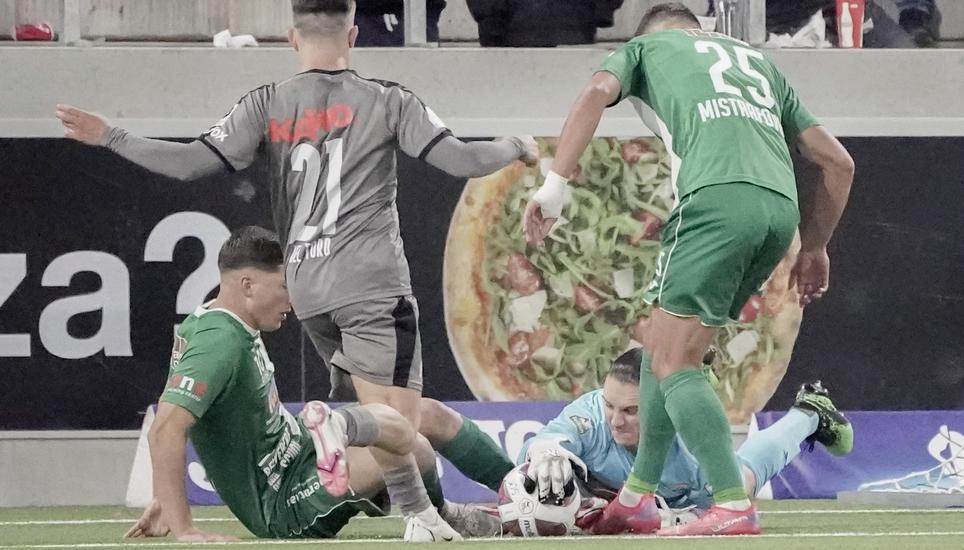 FCS-Keeper Francesco Rodriguez (Mitte) hält spektakulär den Ball (und auch das torlose Remis) fest. Bild: Roger Albrecht