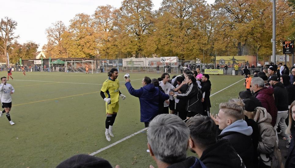 Grosser Jubel bei den SVS-Spielern und Fans über den Siegtreffer. Bild: Pascal Oesch