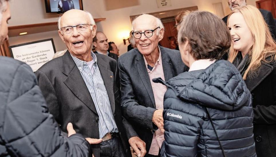 Eric (l.) und Bruno Bührer konnten gestern Gratulationen ohne Ende entgegennehmen: Ein grosses Publikum war gestern zur Preisverleihung und gleichzeitig zum Eröffnungskonzert der Schaffhauser Meisterkurse gekommen. BILD MELANIE DUCHENE