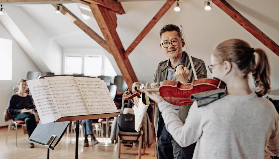 Professor Wen-Sinn Yang gibt Violinistin Nelli Alföldi konstruktives Feedback. Bild: Roberta Fele