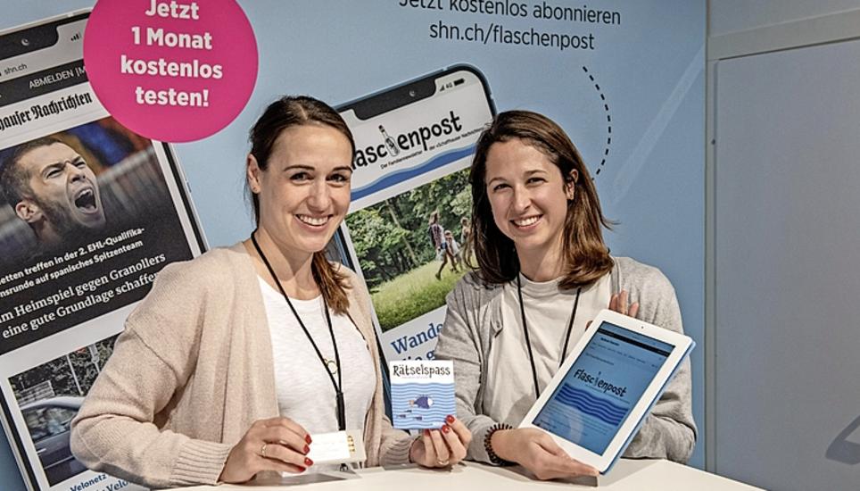 Sibylle Russenberger (l.) und Mia Raasch präsentieren die «Flaschenpost». Bild: dat