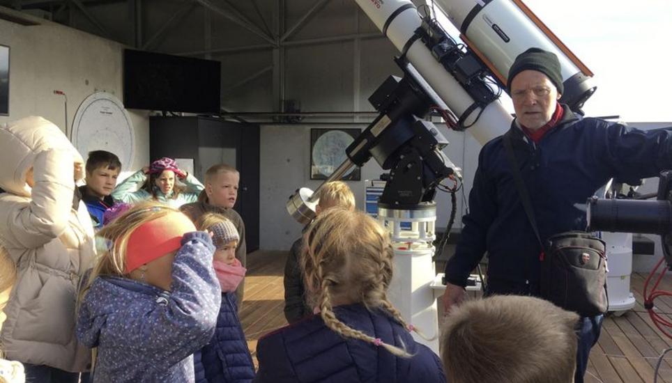 Daniel Achermann erklärt den Kindern, wie die Sterne entstanden sind. Bild: Indrina Das Schmid