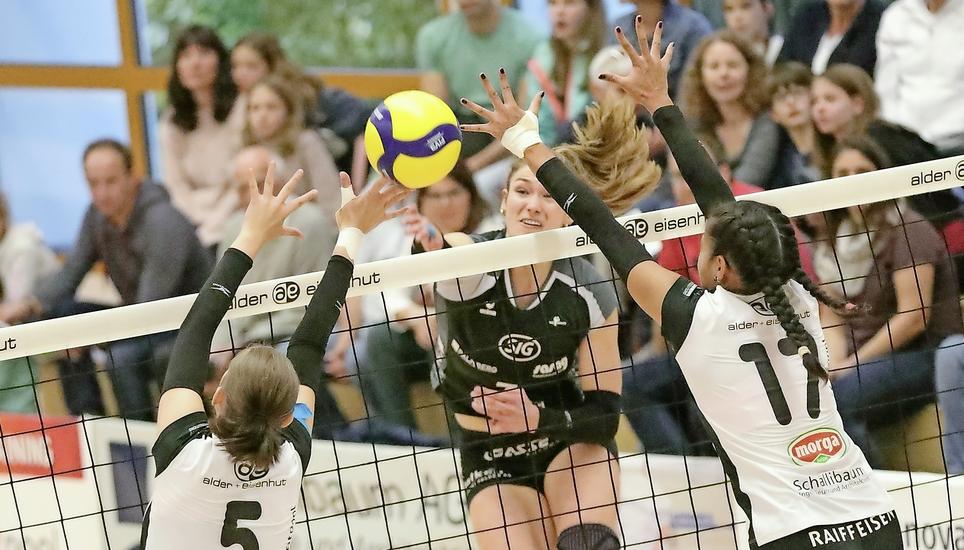 Beim 3:0-Sieg in Wattwil war die Aussenangreiferin Romy Jatzko (Mitte) die beste Skorerin des VC Kanti. Bild: Werner Schläpfer