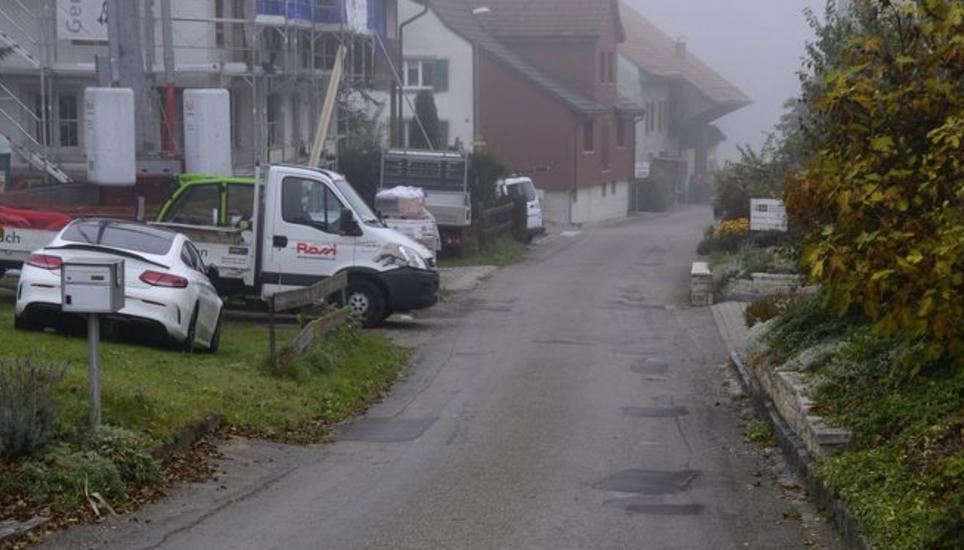 Die Staaderstrasse in Eschenz gleicht an vielen Stellen einem Flickwerk und soll deshalb saniert und ausgebaut werden. Bild: Thomas Martens