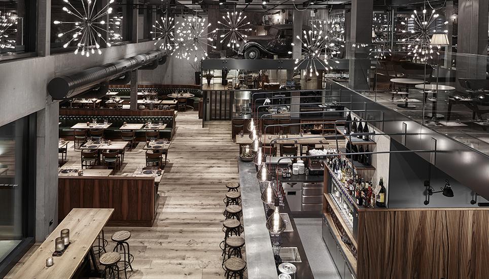 Die Restaurantbereiche «Lucie’s Finest» und «Lucie’s Classics» bieten authentische regionale Grillküche an. Sie sind ganzjährig geöffnet und öffentlich zugänglich. Bild zVg / Peter Beyer Photography