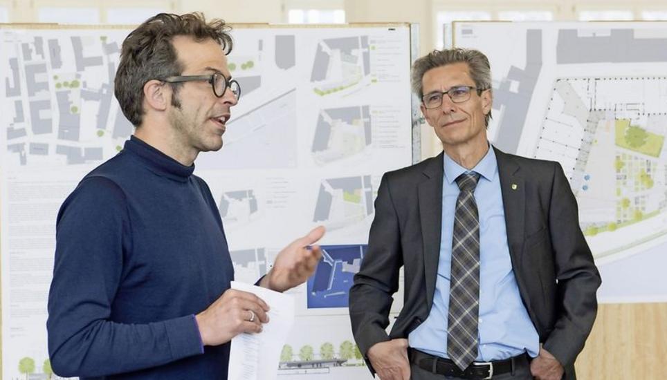Alle Anforderungen erfüllt: Jurymitglied Lorenz Eugster (l.) erläuterte den Entscheid für das Siegerprojekt. Bild: Jeannette Vogel