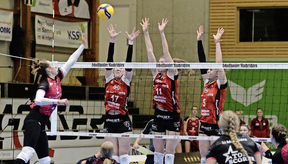 Gute Dreierblocks des VC Kanti – mit Zuspielerin Deisl und den beiden Tschechinnen Holaskova und Svobodova (v. l.) – wie hier gegen Genf braucht es auch im ersten Europacupspiel 2021/22 gegen Ostrava aus Tschechien. Bild: Reinhard Standke