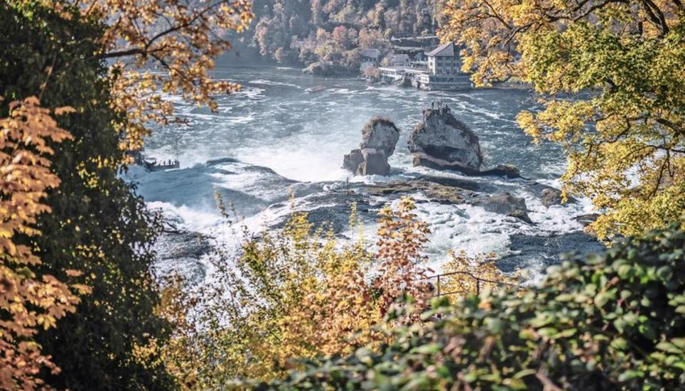 Wie viel Wasser mindestens über den Rheinfall stürzen muss, soll in der Revision des Schaffhauser Wasserwirtschaftsgesetzes geregelt werden. Bild: Melanie Duchene