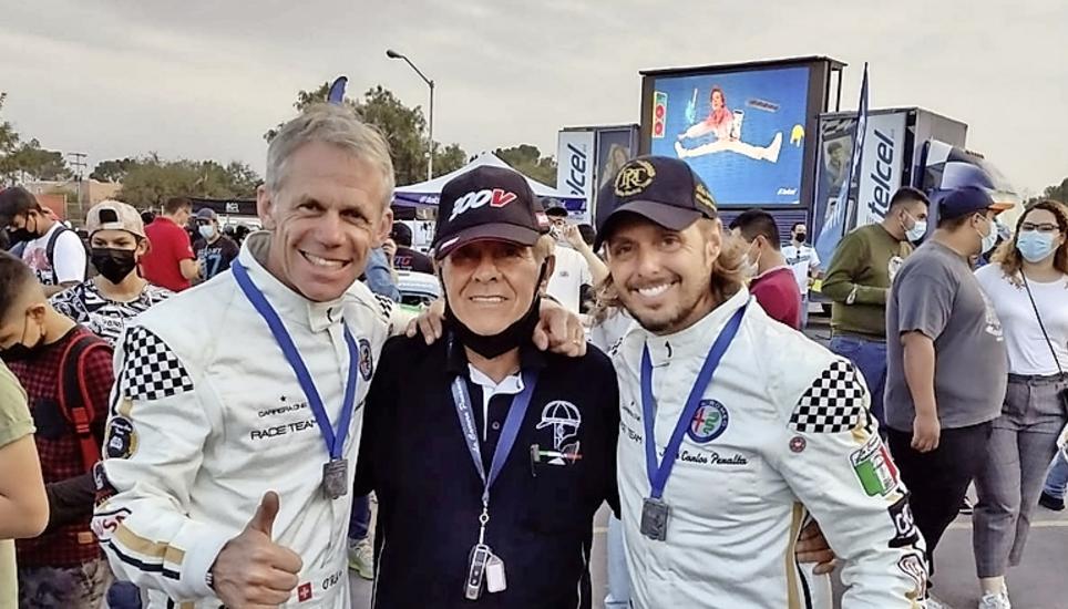 Das Team Zwahlen (l.)/Peralta (r.) mit dem Chef der Ralley, Eduardo Leon (Mitte).