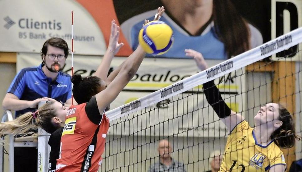 Audriana Fitzmorris (r.) spielt den Ball am Kantiblock mit Karis Watson (dahinter Korina Perkovac) vorbei. Bild: Reinhard Standke