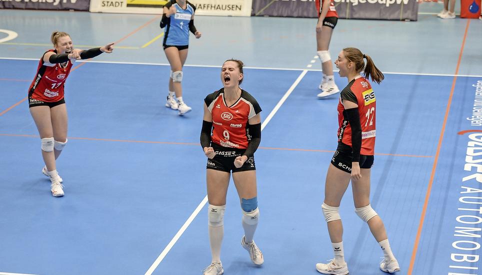 Isidora Ubavic (Mitte) feiert mit ihren Kolleginnen Wiebke Silge und Victoria Deisl (l.) einen Punktgewinn im Hinspiel. Bild: R. Standke