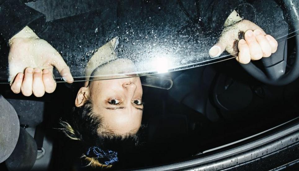 Für die Slam-Poetin Lara Stoll gehört die Polizei nicht in den Strassenverkehr. Ist der «Freund und Helfer «im Rückspiegel entdeckt, kann sie nicht anders, als ihn unentwegt anzustarren. «Wie bei einem Unfall, den man gleich selbst verursachen wird.» Bilder: Noëlle Guidon