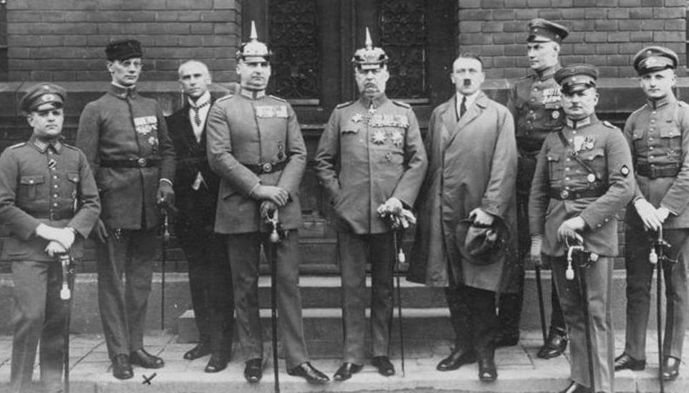 Hitler bei seinem Prozess, nach dem fehlgeschlagenen Putsch im Jahr 1923. Bild: Bundesarchiv/Wikimedia