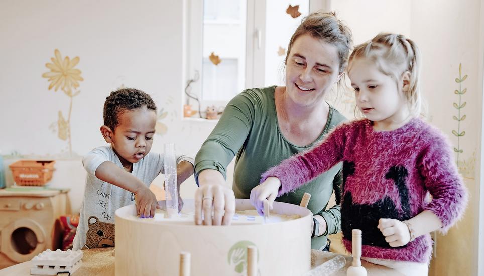 Katja Toth, sozialpädagogische Leiterin des Inklusionsprojekts «Schiffli», spielt mit Naod und Cloé im Spielhuus Krebsbach. Bild: Roberta Fele