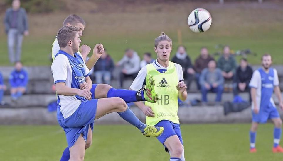 Ein Bilddokument vom Oktober 2016: das damalige Viertliga-Derby zwischen dem FC Flurlingen und dem FC Feuerthalen 2 (4:4). Die beiden Clubs fusionieren nun. Bild: Roger Albrecht