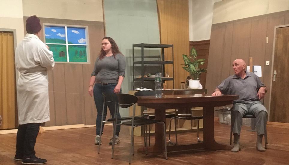 Das Theater Hallau feiert am 8. Januar Premiere im Gemeindehaus. Bild: Radio Munot