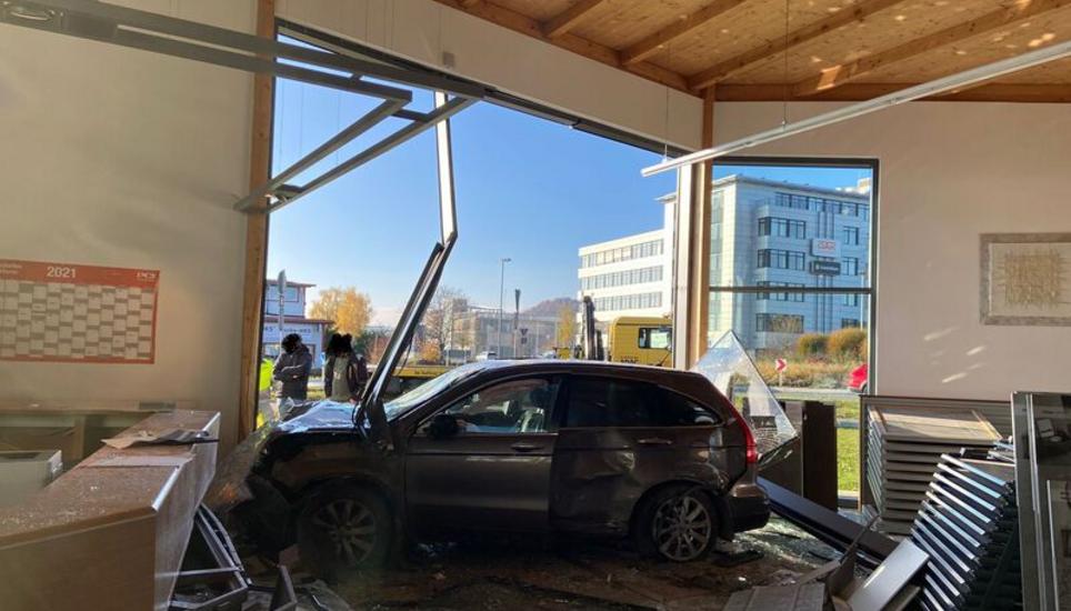 Durch den Unfall war sogar die Statik des Gebäudes gefährdert. Bilder: zvg/FFW-Gottmadingen