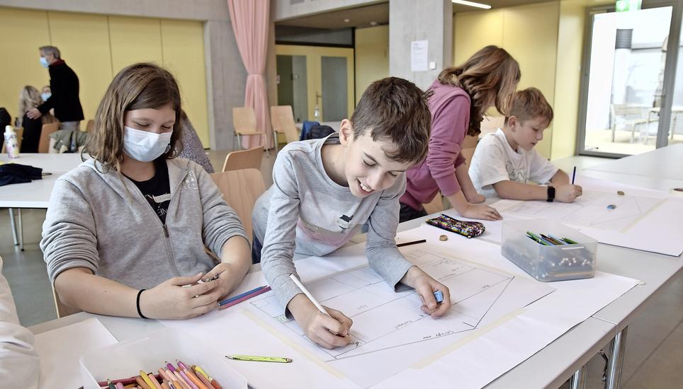 Die Schülerinnen und Schüler entwarfen beim Workshop ein Begegnungszentrum. Alea Bunjaku und Simeon Bozadzhiev malten Videospielbereich und Leseecke, Elin Klemenz und Corrado Marino (von links) ein Kinderkino und Schwimmbad. Bild: Saskia Baumgartner