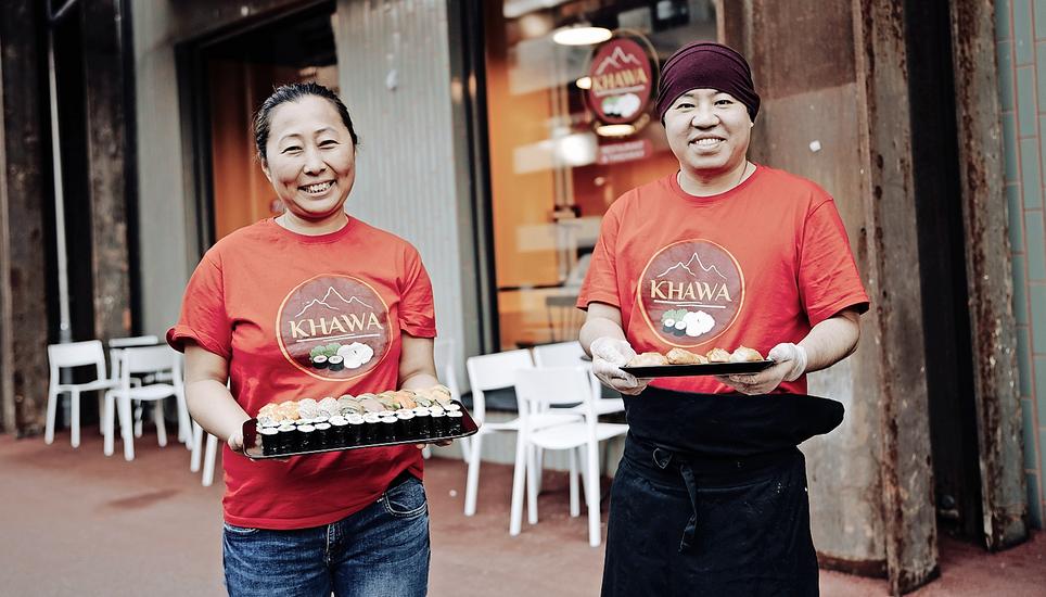 Dolma Tsering und Sonam Chonphel mit ihren Spezialitäten. Bild: Robeta Fele