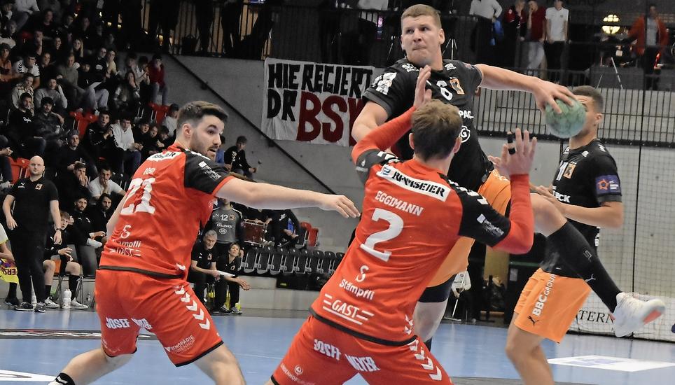 Durchsetzungsstark: Kadetten-Routinier Dimitrij Küttel lässt sich auch von zwei Abwehrspielern nicht aufhalten. Bild: P. Hagen