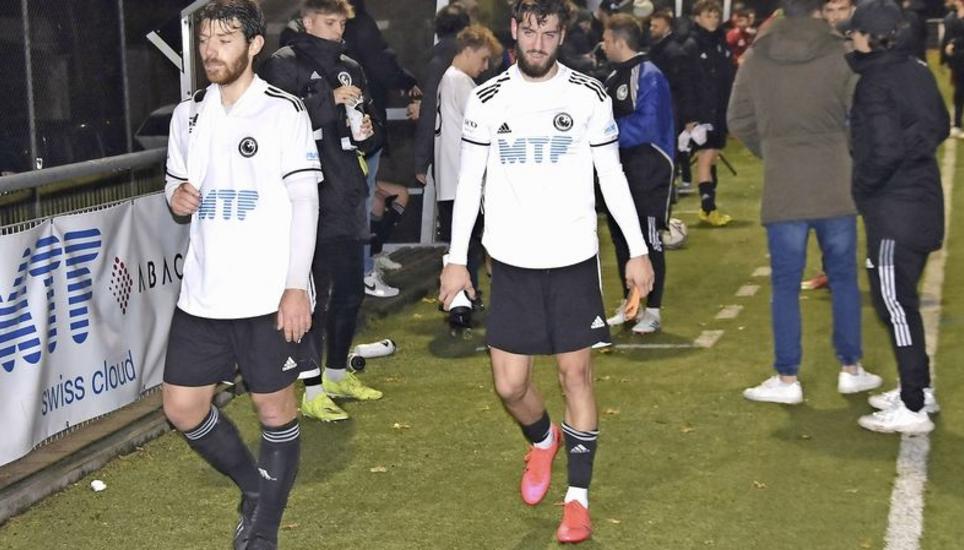 Den Sieg vergeben: Die enttäuschten SVS-Spieler schleichen nach dem späten Ausgleich frustriert vom Platz. Bild: Pascal Oesch