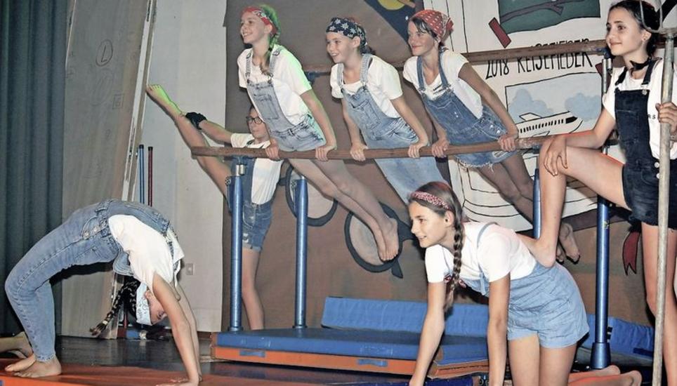 Die Mädchen der 5. bis 9. Klasse turnten am Stufenbarren. Bild: Dieter Ritter