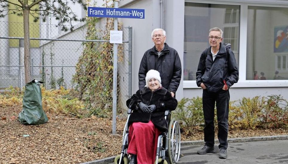 Franz Hofmanns Söhne Martin und Beda sowie seine Witwe Rosi durften den zu seinen Ehren benannten Weg einweihen. Bild: Liv Ira Weltzien