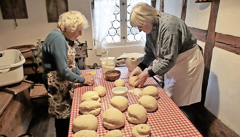 Brot backen wie anno dazumal im Ortsmuseum Rafz. Bild: RoMü
