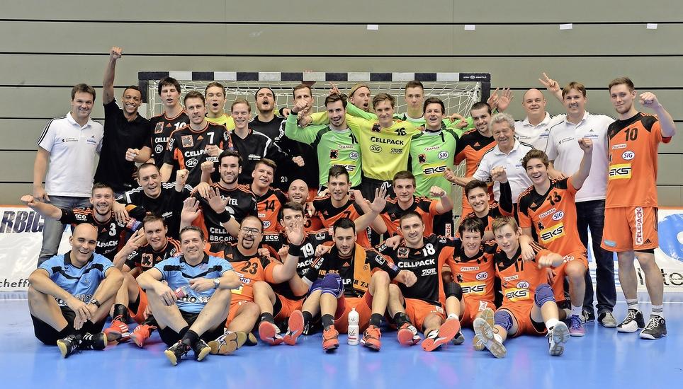 Beim letzten Cup-Derby 2014 zwischen dem Kadetten-NLA-Team und den Espoirs stellten sich die beiden Mannschaften mit den Schiedsrichtern Baumann/Cristallo zum Familienbild auf. Bild: Michael Kessler