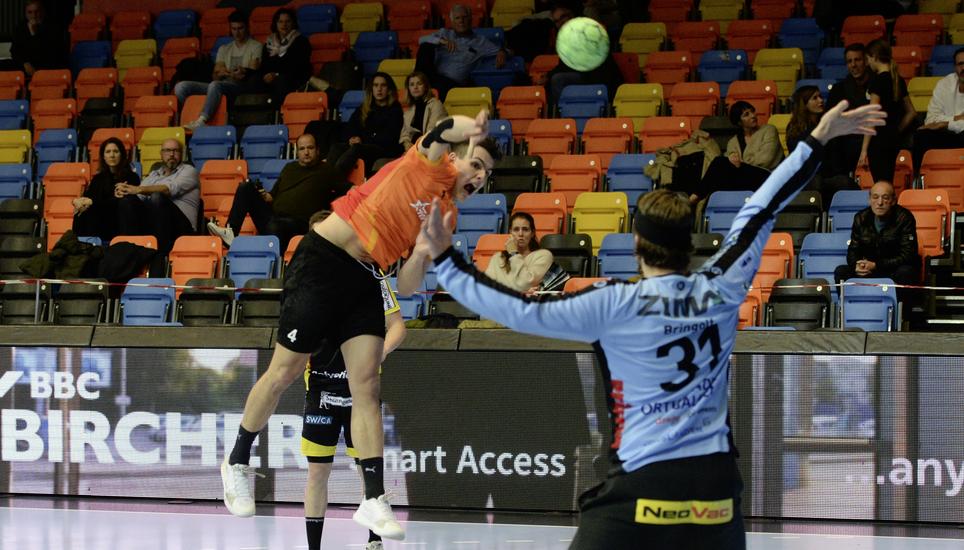 Samuel Zehnder war beim 38:32-Sieg über St. Otmar St. Gallen mit 13 Toren aus 16 Versuchen der herausragende Torschütze, der Otmar-Goalie Aurel Bringolf – sonst mit starker Leistung – kaum einmal eine Chance liess. Bild: Reinhard Standke
