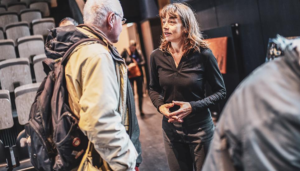 Im Gespräch mit einem Besucher. Bild: Melanie Duchene