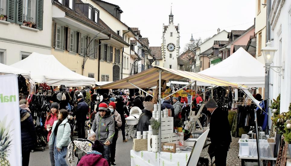 Trotz eisiger Kälte kamen gestern viele Gäste an den Martinimarkt in Diessenhofen. Bilder: Dieter Ritter