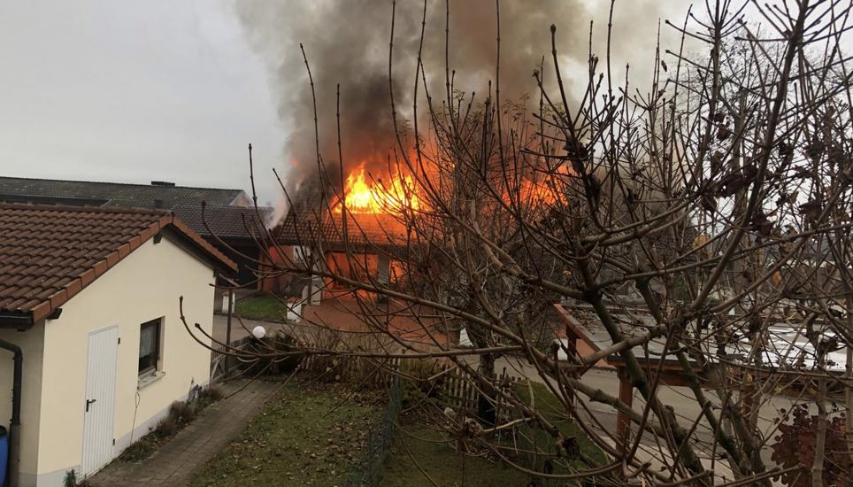 Bei dem Grossbrand waren 64 Einsatzkräfte vor Ort. Bild: FFW-Jestetten