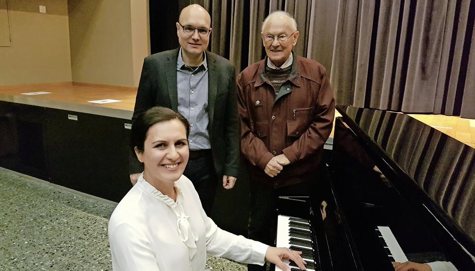 Konzertpianistin Tamar Beraia zusammen mit Andreas Külling (l.) und Hans Ritzmann. Bild: Andreas Schiendorfer