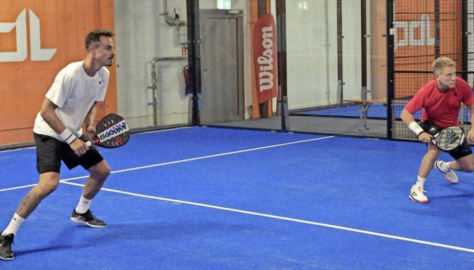 Voll motiviert präsentierten sich Ex-Nationalkeeper Diego Benaglio (l.) und Dejan Markovic beim Eröffnungsmatch im neuen Padel-Center in Schaffhausen. Bilder: Tobias Erlemann