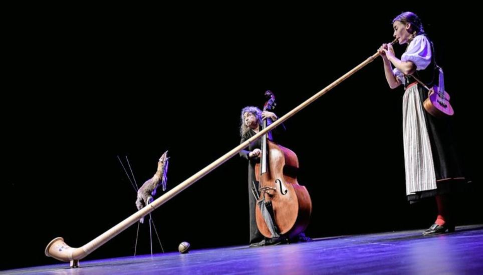«Doch dir Glöcklein will ich’s sagen»: Lisa Stoll und Kornelia Bruggmann auf der Bühne des Theaters Bachturnhalle. Bild: Melanie Duchene