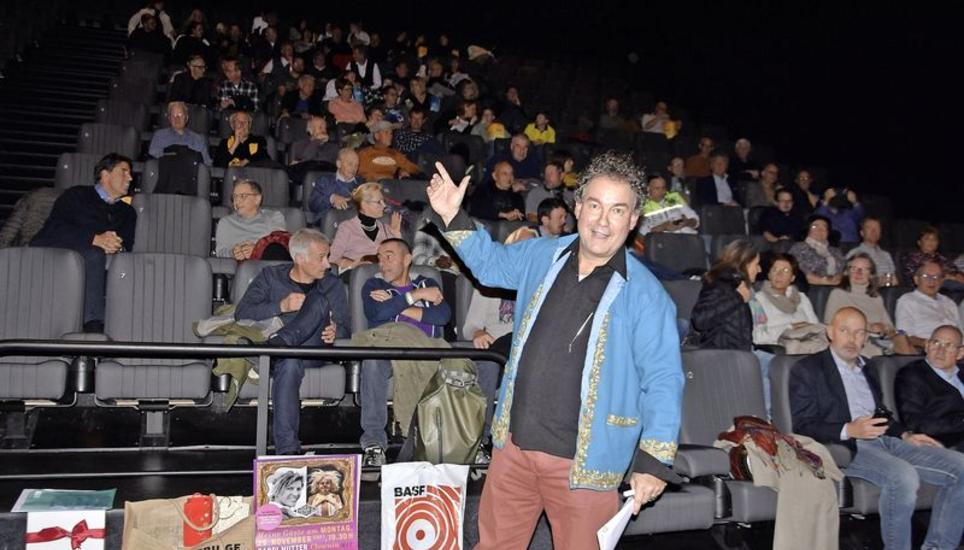 Hereinspaziert: Beat Toniolo bei der Begrüssung der Premierengäste im Kinepolis in Schaffhausen. ALLE BILDER DANIEL F. KOCH