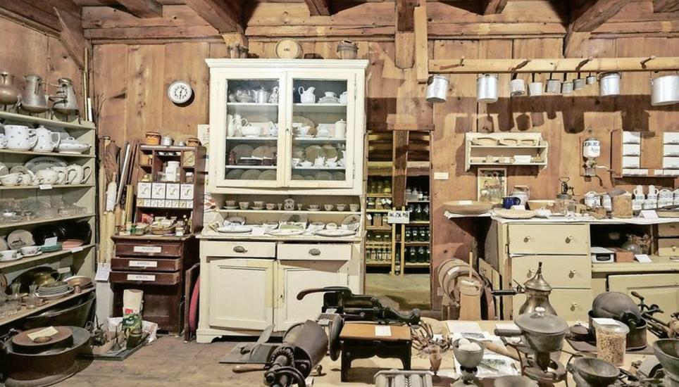 Küchenutensilien in Hülle und Fülle findet man im Haus der Familie Bühler in Feldbach. Sie wurden über Jahrhunderte hinweg gesammelt. Bild: Martin Zeller