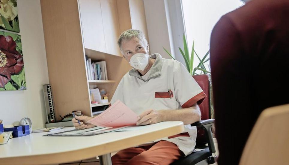 Martin Bösch betreibt in Beringen eine Gemeinschaftspraxis. Er ist Präsident des Vereins für Hausarztmedizin der Region Schaffhausen. Bild: Roberta Fele