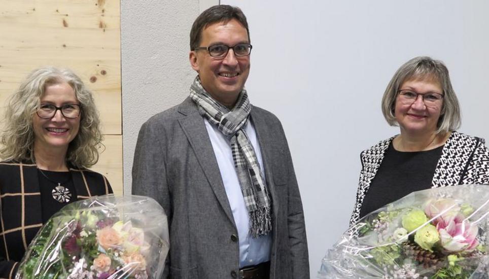Die scheidende Gemeinderätin Sibylle Jeuch (links) und die scheidende Gemeindeschreiberin Käthy Pinto erhalten von Gemeindepräsident André Bachmann Blumen. Bild: Rolf Hauser