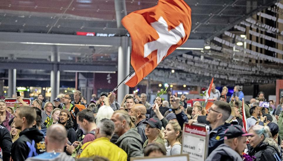 Unter anderem wegen der Zertifikatspflicht lehnen die Kritiker das Covid-19-Gesetz ab – so, wie hier am Bahnhof Bern. Bild: Key