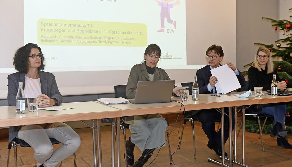 Kathrin Borer, Leiterin der Fachstelle Frühe Förderung, Projektleiterin Miriam Vock, Stadtrat Raphaël Rohner und Kathrin Menk, Bereichsleiterin Bildung, präsentieren erste Ergebnisse der Wirksamkeitsanalyse «Frühe Deutschförderung». Bild: Eric Bührer