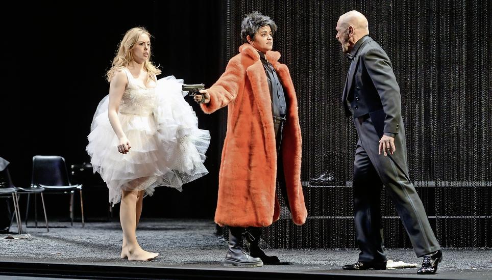Väterliches Nein zur Liebe von Giuletta und Romeo (Aoife Gibney, Josy Santos und Daniel Reumiller v.l.). Bild: Selwyn Hoffmann