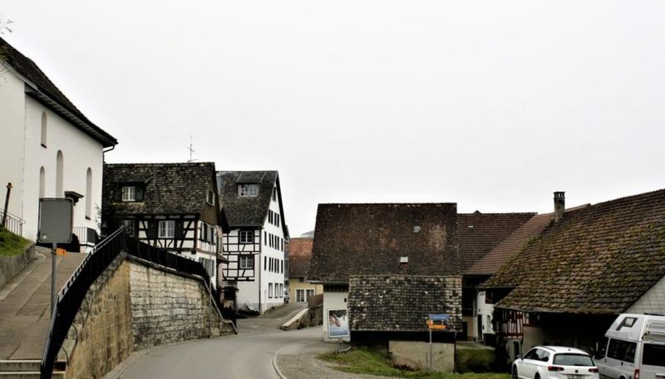 Ortsmitte Dörflingen: Gegenüber der Kirche sollen Häuser abgerissen werden, um Platz zu machen für eine Überbauung. Bild: Dieter Ritter