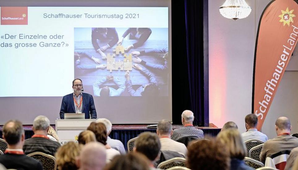 Beat Hedinger begrüsste die interessierten Gäste im Hotel Kronenhof. Der Direktor von Schaffhauserland Tourismus schaute optimistisch in die Zukunft. Bild: Melanie Duchene