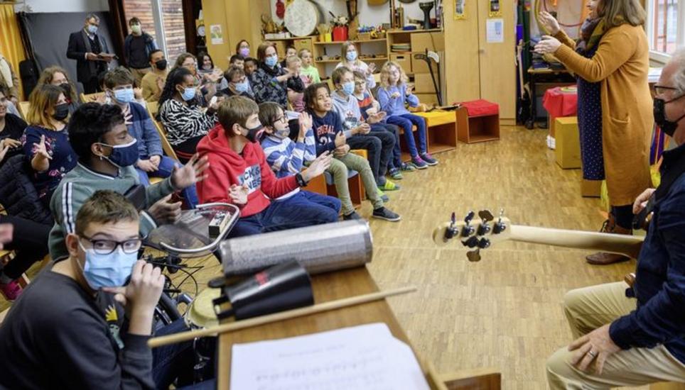 Die Schülerinnen und Schüler singen Andrew Bonds «En helle Stern» in einer Gebärdensprachversion. Bild: Michael Kessler
