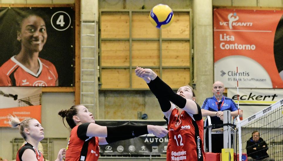 Volle Konzentration auf den Ball: Wiebke Silge (12) und Isidora Ubavic sind bereit, während Zuspielerin Victoria Deisl (ganz links) die Situation beobachtet. Bild: R. Standke