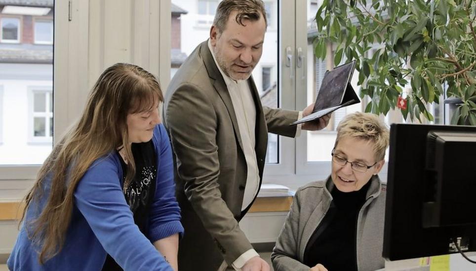 Angela Baumann, Anzeigendisposition, Matthias Stöckli, Verkaufsberater, und Evelyne Bögli (v.l.), Anzeigenmarketing, sind im Werbemarkt täglich für die Optimierung der Kundenwünsche im Einsatz. Bild: Ramona Melis