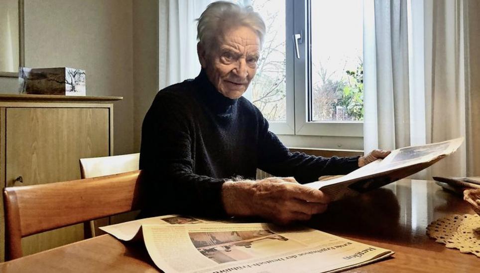 Peter Bührer liest die SN nach dem MIttagessen. Bild: A. Vitolić