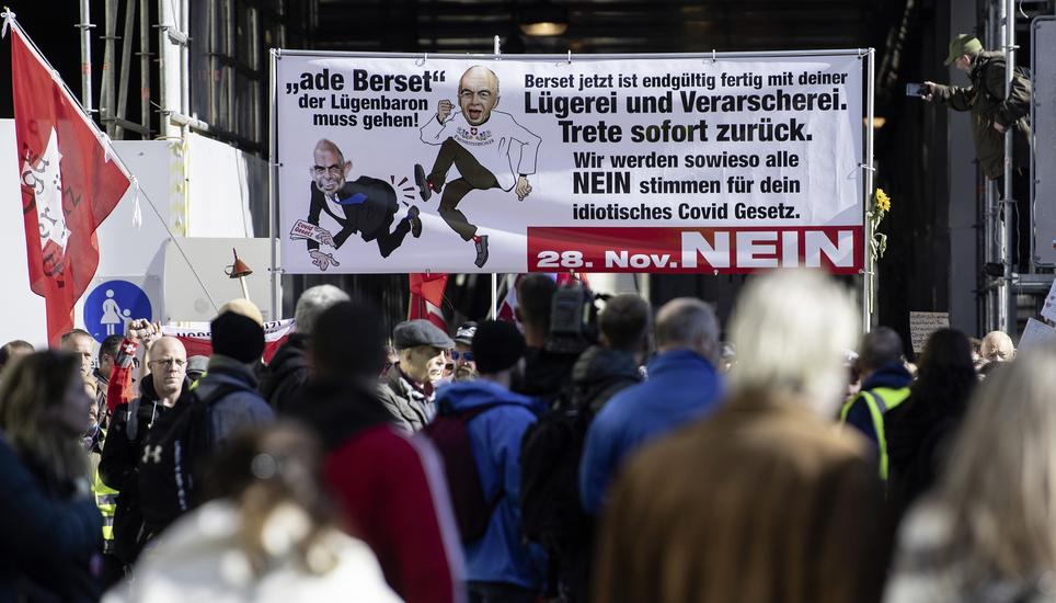 Die gehässig geführte Kampagne der Gegner des Covid-Gesetzes, hier ein Bild einer Anti-Corona-Demo in Bern, war letztlich kontraproduktiv. Bild: Key